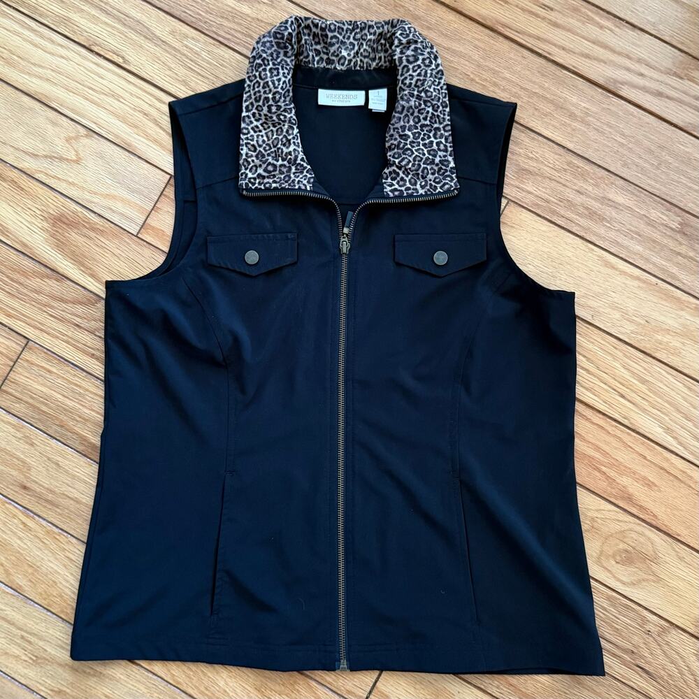 Weekends by Chico's Sz 1 Vest Sleeveless Zip Pockets Black Animal Print Collar